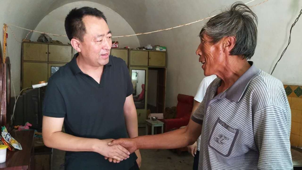 许明在村民拓随毛家走访.jpg 许明在村民拓随毛家走访.jpg