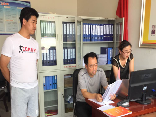 许明在邱家坪村察看村级档案资料.png 许明在邱家坪村察看村级档案资料.png