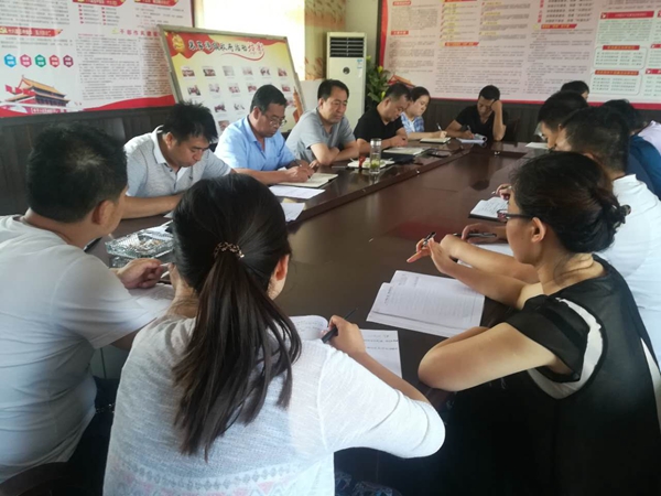 许明在裴家湾镇主持召开党委(扩大)会议.jpg 许明在裴家湾镇主持召开党委(扩大)会议.jpg